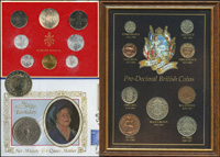 國外紀念幣:(1)英國1999年千禧新紀元FIVE POUNDS銅鎳幣,徑約3.8cm,UNC;(2)梵諦岡1974年保祿六世教宗紀念套幣,8枚乙套,含1枚銀幣,護卡裝幀,UNC;(3)英國1971年貨幣採用十進位制紀念套幣,9枚乙套,木框裝幀,UNC;(4)英國1995年伊莉莎伯女皇95歲生日紀念首日封鑲嵌紀念章1枚,UNC(Page 47)