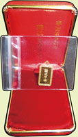 李登輝前總統春節茶會贈侍衛之足金吊墜一只,正背面『盡忠報國,國之干城』字樣,原盒裝,重7.6克,少見,UNC(Page 29)