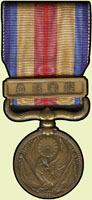 日本昭和15年(1940年)支那事變從軍記章,附原盒,美品 註:台籍日本兵(軍伕)於二次大戰期間被當時日本政府徵調至中國戰區,歷盡生死交關,最後僥倖活命返回台灣的極少數台籍日本兵(軍伕),也多數因戰事而傷殘。而<勳八等>則是當時日本政府所頒給這批極少數的台籍日本兵(軍伕)的勳章位階,每位均配有當時日本政府於昭和15年4月29日所頒授的所謂『支那事變從軍紀章』及『支那事變從軍紀章之證』與日本賞勳局之『軍恤金之證』,並造冊登於上奏原簿。(Page 30)