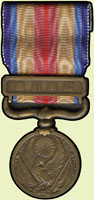 日本昭和15年(1940年)支那事變從軍記章,附原盒,美品 註:台籍日本兵(軍伕)於二次大戰期間被當時日本政府徵調至中國戰區,歷盡生死交關,最後僥倖活命返回台灣的極少數台籍日本兵(軍伕),也多數因戰事而傷殘。而<勳八等>則是當時日本政府所頒給這批極少數的台籍日本兵(軍伕)的勳章位階,每位均配有當時日本政府於昭和15年4月29日所頒授的所謂『支那事變從軍紀章』及『支那事變從軍紀章之證』與日本賞勳局之『軍恤金之證』,並造冊登於上奏原簿。(Page 30)