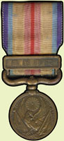 日本昭和15年(1940年)支那事變從軍記章,附原盒,美品 註:台籍日本兵(軍伕)於二次大戰期間被當時日本政府徵調至中國戰區,歷盡生死交關,最後僥倖活命返回台灣的極少數台籍日本兵(軍伕),也多數因戰事而傷殘。而<勳八等>則是當時日本政府所頒給這批極少數的台籍日本兵(軍伕)的勳章位階,每位均配有當時日本政府於昭和15年4月29日所頒授的所謂『支那事變從軍紀章』及『支那事變從軍紀章之證』與日本賞勳局之『軍恤金之證』,並造冊登於上奏原簿。(Page 30)