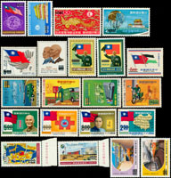 樣票:1961~1990年套票360套,含:方連37組,橫5連.6方連.12方連.18方連.25方連各1組,8方連4組,10方連.16方連各2組,另零散票7枚,成套重點內容包括:紐約博覽會,建國五十年,建國六十年,第五任總統就職,總統 蔣公逝世三週年,先總統蔣公誕辰百年,行憲30年,民用航空40年,中國詩人,貝殼,中菲友誼年,台灣風景(79年版),國民黨第11次全代會,美國開國200年,抗戰勝利台灣光復40年,建國七十年郵展,八二三戰役勝利三十年,鵲華秋色,明仇英山水畫,實施九年國民教育週年,中沙大橋落成,民俗(56.62.63年版),一輪狗.豬.牛.蛇.馬.羊.猴,二輪雞~龍.馬,台灣獸類,中國傳統服飾(76.77年版),郵票發行百年紀念,中華航空環球首航紀念,戴傳賢等等;以上品種豐富,品像混合,或有微黃.背貼,4方連以上樣票少見,歡迎網上瀏覽全貌,VF-F(Page 103)