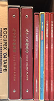 台灣近期年度冊/專冊/郵摺一組,新票總面值共計NT$5186元,包括:(1)精裝年度冊4本,含民國89年2本.93年及100年各1本;(2)三孔活頁年度冊2本,含民國97年及98年各1本;(3)民國93年全國郵展暨國際邀請展-風雅郵趣專冊1本;(4)民國93年全國郵展暨國際邀請展紀念郵摺1本;以上保存不錯,VF