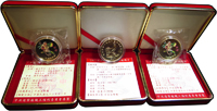 中央造幣廠紀念銅章6枚,包括:(1)職工福利委員會2003年申猴報喜彩色銅章5枚,每枚重15g,發行量10000枚,原盒裝.證書,UNC;(2)2005年亞洲國際郵展銅章,重15g,發行量20000枚,原盒裝.證書,UNC
