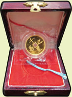 1999年上海造幣廠精制金馬錢金章,中方孔,正面圖駿馬馳騁,背文千里之馬,重1/10盎司,發行量2500枚,幣面微斑點,原裝盒.證書,PROOF(Page 32)