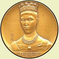 日本明治天皇百年紀念銅章一對,正面圖分別為睦仁天皇.一條美子皇后,背面均為二重橋圖,直徑約3.9cm,附木盒,美品(Page 34)