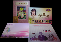 郵摺四本:(1)鄧麗君逝世15周年紀念專冊,內含個人化小全張6枚,金箔小全張1枚,財團法人鄧麗君文教基金會發行;(2)慶典煙火,內含小全張1枚,平版印刷版樣1枚,光影變化薄膠模版樣1枚,中華郵政發行;(3)建國100年紀念,內含郵資封3封,原圖片3片,中華郵政發行;(4)觀世音菩薩一冊,內含個人化小全張6枚,藍翎文化事業公司發行