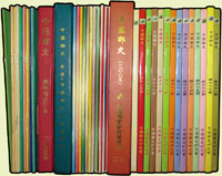 1998~2009年《中國郵史》總第4~12.13~18.19~24.25~29.31~36.43~45.52.54~56.58.60~68期共37本,其中第13~18.19~24.43~45期為合訂精裝本,其餘為平裝各1本,中國郵史研究會發行,含箱重約11.73公斤(Page 263)