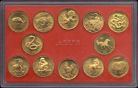 兩岸紀念章:(1)1996年中國錢幣有限公司發行十二生肖精制紀念章12枚全1套,每枚直徑約3.2cm,原裝木盒.證書,美品;(2)上海造幣廠十二生肖紀念章12枚全1套,原壓克力盒裝,美品;(3)中央造幣廠承製已丑牛年-時來運轉紀念章10枚,每枚約重17克,UNC