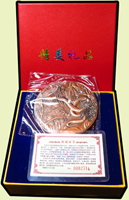 大陸浮雕生肖銅章精美禮品二件,均附盒.證書:(1)蛇年,徑約9cm,重約186克;(2)猴年,徑約8.5cm,重約177克