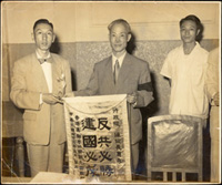 1954年陳志川擔任香港集郵界回國觀光團團長時與陳誠合照之黑白照片,原版清晰,大小約25X30公分,數折痕,左上邊緣一道裂痕約3公分