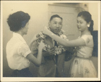 1956年9月20日陳志川拜訪菲華郵學會黑白照片3張,其中1張有與會人士簽名(黃光城,莊順成,傅子綿…等等),另有歡迎集郵界回國觀光團茶會-中國集郵協會黑白照片1張,共4張