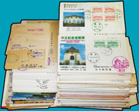 中正紀念堂專題郵票相關郵品一批,品種豐富,或有重複,總重約1520克,包括:(1)實寄局封102封,分貼各面額票詳分原版21封,一次添印6封,二次添印12封,三次添印5封,四次添印10封,五次添印8封,七次添印16封,十次添印6封,九次添印18封,約有半數貼方連或雙連票帶右上角雙邊紙版號;(2)2001年中華郵政啟用德國Nagler郵資票出售機紀念局封,貼其5元郵資票銷首日紀戳,共8封;(3)1983年中國集郵協會成立30周年紀念實寄局封,貼其0.2元票(72年版添印)方連帶右上角雙邊紙版號,共8封;(4)1983年關渡大橋完工通車紀念實寄局封,貼中正紀念堂0.5元雙連票銷日戳;(5)貼票加貼同面值原封包封簽實寄局封2封,白封1封;(6)1981~1988年郵會封或私封143封,分貼各面額詳分原版.添印,約有半數貼方連.雙連或大方連票帶右上角雙邊紙版號;(7)中正紀念堂風景片18片,大多數票貼格式面銷戳,部分實寄;(8)實寄報值掛號封2封,實寄封9封,銷中正紀念堂紀戳實寄封1封,套票貼票卡1件銷戳,小紙張貼票銷戳9件;以上保存上佳,歡迎線上瀏覽全貌