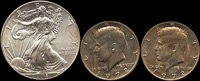 美國(AMERICA)錢幣3枚,包括:(1)2015年鷹揚ONE DOLLAR銀幣,UNC;(2)1972年甘迺迪HALF DOLLAR鎳幣3枚,AU-UNC