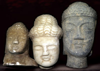 早期石雕釋迦摩尼頭像3尊,最大尺寸約:14.2cm*7.2cm*9.2cm,總重約2.81kg;此項拍品不寄送海外(Page 68)