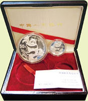 中國人民銀行1987年中國熊貓金幣發行5周年紀念套幣二枚1組,含:5盎司銀幣(發行量25000枚);1盎司銀幣(發行量30000枚),原裝木盒.證書,BU(Page 43)