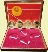 中國人民銀行1979年慶祝中華人民共和國成立三十周年精制紀念金幣4枚一套,每枚重1/2盎司,發行量70000套,原裝盒.證書,PROOF 註:為新中國成立後發行的第一套紀念金幣,也是1/2盎司金幣中面值(400元)最大的一套金幣。(Page 46)