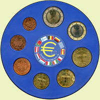 外國錢幣:(1)1997年瑞典流通硬輔套幣5枚乙套,含:10 Kr~50 Ore及1枚鑄幣史紀念章,護卡裝幀,附簡介,UNC;(2)1997年荷蘭流通硬輔套幣7枚乙套,護卡裝幀,附簡介,含1枚海爾德蘭省主題紀念章,BU;(3)德國2002年歐洲聯盟-歐元流通硬輔套幣1分~2歐元8枚乙套,CD造型裝幀,UNC;(4)1998年新加坡紅包套幣:1分~5元7枚乙套,護卡裝幀,附簡介,BU;(5)各國流通幣51枚,國家包括有:澳大利亞.印尼.日本.菲律賓.泰國.丹麥.荷蘭.法國.印度.美國.伊拉克.瑞士.沙烏地阿拉伯.紐西蘭.英國.瑞典.土耳其.汶萊.巴基斯坦.澳門.瑞士等,XF
