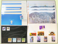 香港新票郵摺:(1)1987年普通郵票郵摺19本,含4本內15枚票,15本內6枚票;(2)1980年郵票郵摺7本,每本內均有:英女皇80華誕.香港公園.郊區建築各1套,部分有壓痕;以上品像混和,VF-F