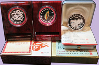 台灣銀行代售銀幣三枚,包括:(1)2004年國道三號全線完工通車1/2盎司紀念銀幣,發行量25000枚,原盒裝.證書,UNC;(2)2000年迎接千禧年紀念1/2盎司銀幣,發行量12萬枚,原盒裝.證書,BU;(3)2006年台灣高速鐵路通車紀念1盎司銀幣,發行量3萬枚,原盒裝.證書,BU(Page 32)