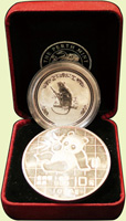銀幣二枚:(1)中國人民銀行1989年熊貓1盎司普制紀念銀幣,齒緣氧化變黑,UNC;(2)澳洲2004年猴年1/2盎司銀幣,盒裝,UNC(Page 32)