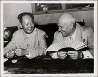 1962年毛主席與赫魯雪夫黑白照(約23*18cm),此為新聞照,背貼英文剪報(Page 93)