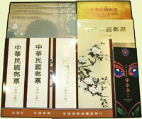 台灣近期年度冊.專冊等一組,包括:元雜劇郵摺1卡,民國82年精裝年度冊1本,孔雀專冊3本,民國72年平裝年度冊3本,民國78年平裝年度冊1本,均含郵票.小全張,總面值共計NT$2159.5元,VF-F;總重約2公斤(Page 172)