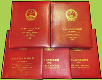 中華人民共和國年度冊5本,包括:1990.1992.1995.1996.1997年各1本,其中1992年內缺1992-3.1992-16.1992-17.1992-20四套,1996年缺1996-26及其小全張.1996-31,三本無評選票,品像混合,部分齒黃或背淡斑,VF-F;總重約3.5公斤