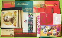 各國郵摺.專冊一組,共20本,各別含新票.小型張或首日封,包括:(1)大陸:祖國萬歲民族大團結金箔珍藏版,鄧小平同志逝世一周年郵票發行紀念,己丑牛年,福州建城2200年,迎接2010亞運會,香港回歸2本;(2)香港:2001郵展小型張(一).(二),與新加坡聯合發行-旅遊業,大自然;(3)加拿大發行生肖郵摺,內含香港生肖小全張1枚,新中國生肖票橫雙連,含:2000龍年,2001蛇年,2002馬年;(4)日本1990年國際花博;(5)菲律賓2012年龍年,2016年孫中山誕辰150週年3本;(6)英國皇家郵政特殊郵票第12輯;以上品像混合,除註明外各1本不重複,保存尚佳,贈梅蘭芳紀念張2張,總重約3.32公斤,歡迎至官網瀏覽全貌