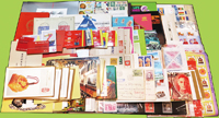 各國郵票一組,含:新票1476枚(其中含31版小版張),小全張63枚,小冊14本,銷戳貼票卡22卡,實寄封8封,郵資(新)片8片,貼票未使用明信片5片,極限片12片,無符誌未使用明信片37片,實寄片2片,國家包括有:美國.越南.菲律賓.澳洲.香港.日本.大陸.加拿大.英國.蘇聯.波蘭等,品種豐富品像混和,或有重複,VF-F,總重約1.7公斤,贈世界150面國旗紀念張版張(十字折背面黏死),歡迎至官網瀏覽全貌