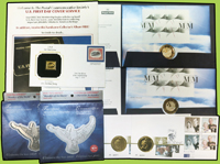 國外郵品:(1)英國1997年伊利沙伯女王金婚紀念鑲嵌紀念幣首日封,共2封相同,VF;(2)英國2000千禧年紀念鑲嵌紀念幣首日封,共2封相同,VF;(3)加拿大2000千禧年紀念盒,內含小全張3枚,紀念章1枚,共2盒,VF-F;(4)美國1995年內戰,第二次世界大戰,爵士音樂家首日封各1封,VF;(5)美國倒飛機22Kt金箔郵票1枚,原信封裝幀,全新 註:美國在1918年5月10日發行的1枚郵票。由於印刷錯誤,郵票中的「柯蒂斯·珍妮-4」飛機圖案上下倒印,估計存世約有100張。