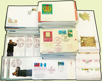 台灣近期套票首日局封,包括:具區林屋古畫10封.郵政100週年紀念小全張5封.三輪鼠小全張5封.三輪虎小全張10封.交通大學100年15封.藤本花9封.三輪虎10封.慈濟情人間愛5封.傳統結婚禮俗10封.臺灣省農業試驗所成立百週年10封.海洋生物5封.東部海岸國家風景區5封.澎湖國家風景區5封.國立故宮博物院建院70週年5封.郵政100週年紀念5封.臺大醫院100週年5封.三輪鼠5封.反毒運動5封.中國郵票發行百年紀念郵展10封;另低質封123封,各時期空白封228封,外展封20封(均貼票銷首日戳),中華傳統服飾(80年版)原圖片5套(均票貼圖案面銷首日戳附封套);品像混合,VF-F;歡迎至官網瀏覽全貌(Page 150)