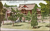日治繪片二片:(1)1932年高雄驛站旁椰林街道景觀黑白片,格式面貼1.5錢菊票銷高雄7.8.8櫛型戳寄大阪;(2)1941年高雄神社彩色繪片,格式面貼乃木將軍2錢票銷三島16.10.13戳寄愛知縣,片原紙折痕(Page 152)