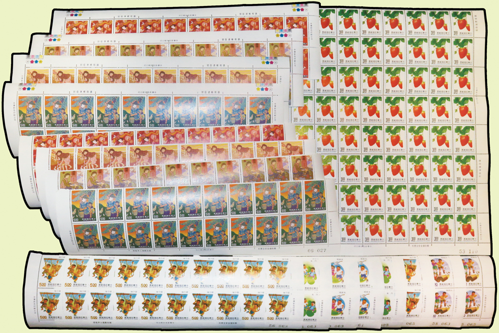 台灣近期新票一組,總面值共計NT$17171.5元,多數成套為大方連,包括:燈塔.十二生肖.臺灣植物.臺灣水果.無面值郵票.童玩.親子.中國書籍.吉祥等,品像混合,多數保存佳,VF-F