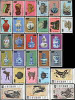 樣票:台灣中期郵票10套,包括:故宮古物(58.59年版).清瓷.明瓷(上輯).古代銅器(64年版).人物圖.蔣夫人畫(一).扇面古畫-紈扇.摺扇(64年版).扇面古畫-摺扇(62年版)各1套,其中故宮古物齒緣淡黃,蔣夫人畫(一)局部黃斑點摺痕,其餘均原膠無黃斑,輕貼,VF-F(Page 188)