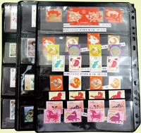 台灣2007~2018年成套新票一組,整理整齊於黑卡中,新票總面值共計NT$6939元,每套均包覆護袋,旁加註說明,包括有:世界童軍百週年.生肖(鼠.牛.虎.豬.狗.雞.馬.羊).台北2008第21屆亞洲國際郵展.節慶.蝴蝶.蔣故總統國先生百年誕辰.大貓熊.欠資.台灣近代畫作.古物.歡樂時光.香山九老小全張.台北國際花卉博覽會.慶典煙火.情人節.三友百禽圖小全張.清代刺繡.古代文物.戲嬰圖.文會樂雅集.台灣史前文物.郎世寧古畫.仙萼長春.近代水墨畫作等等,品種豐富或有重複,VF;歡迎至官網瀏覽全貌(Page 201)