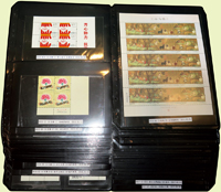 新中國2013~2019年新票854套(無小全張),含單套.雙連.四方連.六方連.八方連等,多數為四方連不重複,均帶雙邊紙廠銘或張號,另小版張14版,2015-20(13-3)多不成套12枚,整理整齊於黑卡中,每套均包覆護袋,旁加註說明,包括有:(1)四方連:齊心協力抗震救災.桃花.景泰藍.中國古代文學家.唐卡.紅樓夢.黃梅戰.中國夢-民族振興.瘦西湖.西遊記.相思鳥.中國孝道.北京故宮博物院.唐高逸圖.文物-鳳.粵劇.中國剪紙.四景山水圖.五岳圖等等;(2)小版張:中國長江.元曲.二十四節氣(春.夏).揮扇仕女圖.黃河.長城.中國燈塔.中歐班列(義烏-馬德里).千里江山圖.中國恐龍.詩經.浴馬圖等;以上品種豐富,幾近全年度,VF;歡迎至官網瀏覽全貌,總重約3.6公斤(Page 220)