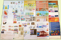各國各式封:(1)香港1990~1997年小全張首日封34封,包括:通用(五號)8封.通用(九號)11封.服務市民周2封.經典(第二輯)3封.香港97郵展通用(四號)(五號)各2封.夏季奧運會開幕3封.香港郵政署150周年1封.癸酉雞年1封.香港電力100年1封;(2)1990-2019年國外紀念封/首日封32封,均貼票銷紀戳或首日戳,國家包括有:阿爾及利亞.香港.泰國.南韓.西班牙.澳洲.根西島.美國等;以上保存佳,歡迎至官網瀏覽全貌(Page 235)