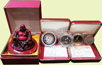 台灣紀念幣/章:(1)中央造幣廠職工福利委員會2004年雞年15克銅合金紀念章,原盒裝.證書,BU;(2)中央造幣廠職工福利委員會2005年狗年15克銅合金紀念章,原盒裝.證書,BU;(3)1998年台南區中小企業銀行創立50週年紀念銀章,重23.8克,幣緣氧化變黑,UNC;(4)民國89年千禧龍年紀念10元鎳幣1枚,UNC;贈土地銀行印泥盒1只,彌勒佛浮雕盒蓋,精美