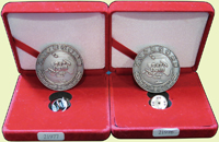 中華民國國防部贈八二三戰役榮譽徽章,徑約3.5cm,共二枚相同,原盒裝,美品(Page 28)