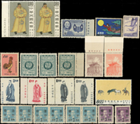 台灣中早期不成套新票約1000枚,重點包括有:單位資費改面值2角方連.3分9方連,總統府纖維紙5.6元.5元.6元.10元.20元各1枚,帝王8角雙連(無膠),故宮古畫(一)1.6元方連,國父像華南版改值,明瓷,清明上河圖連刷票,百駿圖連刷票,出警圖連刷票,第二任總統就職週年2角.4角.7元各1枚,一輪鼠5角,故宮古物(57.58.59年版),臺灣鳥類(56年版無膠),西螺大橋3.6元1枚,電信七十五週年1.6元.1.4元,百子圖(連刷撕開),一輪雞1元1枚,十二月令圖,臺灣水果1元,一版鯉魚6元1枚,二版鯉魚100元.50元.20元.10元各1枚,十駿犬.台灣花卉(47年版),故宮古畫(三)4.5元,莊敬自強1角20方連8組,一版中山樓5分.1角.1.5元.2元.3元8方連各2組等,品種豐富品像混合,或有重複,配票好用,F-VF,歡迎至官網瀏覽全貌(Page 54)