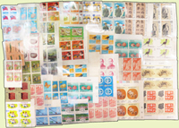 台灣中期郵票4方連38組,共152套新票,重點內容包括有:人物圖.書法藝術.臺灣貝殼.古代錢幣(67年版).音樂(66年版).摺扇(64年版).紈扇(64年版).臺灣鳥類(68年版).文字源流.玉照閱兵.抗日英烈像.一版國旗.臺灣蝴蝶(66年版).古代陶器.古代雕漆器(66年版).青年自強活動.一輪豬.兒童畫(66年版).體育(61年版)等等,品像混合或有重複,多數帶邊紙或邊角雙邊紙,少數背黃斑或齒緣淡黃,VF-F,歡迎至官網瀏覽全貌