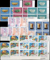 台灣中期套票20方連6組.5方連4組,共140套新票,均帶邊紙或雙邊紙.三邊紙,20方連包括有:古代錢幣(67年版).臺灣蝴蝶(66年版).臺灣蝴蝶(67年版).中華青少年及少年棒球雙獲世界冠軍紀念.中華民國青年青少年及少年棒球隊三獲世界三冠軍紀念.蔣公逝世五週年紀念(2元為10方連2組);5方連包括有:松竹圖古畫.古代玉器(69年版).節約能源.牛郎織女;以上品像混合,些許軟印痕,背面少數淡黃或齒淡黃,VF-F,歡迎至官網瀏覽全貌