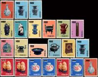 樣票22枚:專19.故宮古物前十八寶15枚,缺宋玉觶2元.南宋粉青圓洗4元.漢辟邪4.5元成套,其中漢玉壁3.6元及戰國鳳首盉1元左右各1個角尖缺角,原膠背黃;另多商饕餮紋方尊3元.清龍鳳尊8角.清描紅蓋罐3.2元各2枚.明 釉裹紅玉壺春2.4元1枚,部分背貼;F-VF(Page 104)