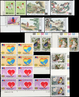 樣票:亞洋郵盟週年紀念3全,第五屆世界女子壘球賽錦標賽2全5方連帶邊紙,臺灣鳥類(68年版)3全3套,臺灣蝴蝶(66年版)4全2套,臺灣蝴蝶(67年版)4全直雙連帶邊角邊紙(6元背面局部沾黏)及單套,楚辭4全,第八屆亞洲太平洋區心臟學會大會紀念2全5方連帶邊紙,防高血壓1全,郵政90週年4全,三版九項建設9全,松竹梅(四)3全4方連帶邊紙,童玩(二)4全,共28套,品像混合,少數背面局部淡黃或原廠機器壓痕,VF-F,歡迎至官網瀏覽全貌(Page 108)