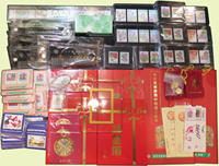 郵政紀念品:(1)名片立框4件,迷你手電筒2個,金書籤3件,加拿大楓葉別針2個(鈕扣大小);(2)中華郵政贈紙鎮(14*6cm)及(8.4*6cm)各5件;千禧年磁鐵4枚全7組,童謠1枚,共29枚;鑰匙圈2個;(3)北區郵政管理局贈-台北集郵服務中心成立紀念立體模型紙雕2件,電話紀錄小本9本;(4)郵政總局贈放大鏡.夾子.量齒尺文具組乙套,共7套;量尺(30cm)1件;書籤3件;(5)郵政儲匯局贈鍍金書籤2件