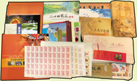 台灣近期郵摺.專冊及新票(多數成套)一組,新票總面值共計NT$7455元,含:戲嬰圖郵摺43冊,情人節郵摺17冊,中國戲劇(81年版)4全45方連,中正紀念堂(一)3全4版等等,部分冊中另附明信片或樣張或金箔票或紀念張等,品像混合,總重約4.3公斤;歡迎至官網瀏覽全貌(Page 118)