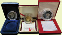 紀念章/幣:(1)2006年台北郵局贈-民國95年全國郵展鑲鑽雙色紀念章(內環24K包金鑲嵌施華洛世奇水晶鑽石,外環包銀),重31.1克,原盒裝.證書,BU;(2)庫克群島2003年雙魚座銅鎳紀念幣,重27.8克,原盒裝,UNC;(3)2008年武漢武鋼集團發行-武鋼投產50周年紀念銀章,重50克,原盒裝.證書,PROOF(Page 28)
