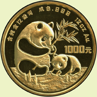 中國人民銀行1986年熊貓12盎司精制紀念金幣,發行量2550枚,圓形壓克力盒及原木盒裝.證書(最外層塑膠封套已揭去),正面右上及背面右下幣緣各1個氧化小黑點,PROOF(Page 25)