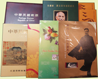 臺灣專冊/郵摺一組,總面值共計NT$1912元,包括:1979年三孔精裝年度冊(票黃).2008年精裝年度冊.1989年平裝年度冊各1本,先總統蔣公百年誕辰紀念專冊1本,三國演義(二)專冊2本,好言好語.跨越三個世紀的蔣夫人個人化郵票各1版,品像混合,VF-F;總重約2.8公斤,歡迎至官網瀏覽全貌